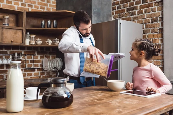 Padre haciendo desayuno de cereal para hija — Foto de Stock