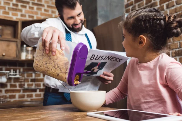 Father making cereal breakfast for daughter — Stock Photo, Image