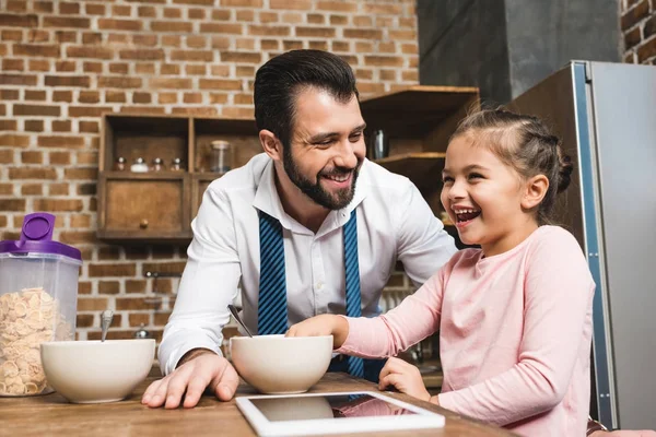 Father and daughter eating breakfast — Stock Photo, Image