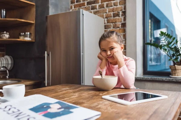 Child with bowl of breakfast — Stock Photo, Image