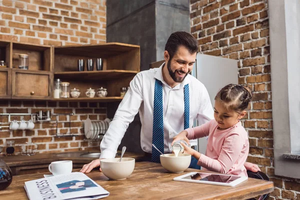 Father and daughter making breakfast — Stock Photo, Image