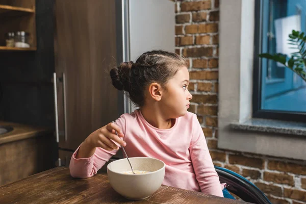 Kind mit Schüssel Frühstück — kostenloses Stockfoto