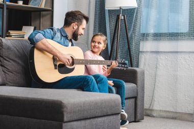 gitar çalmayı baba öğrenme kız
