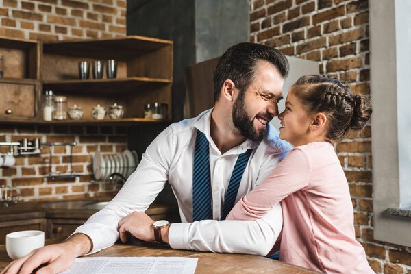 отец и дочь обнимаются на кухне
