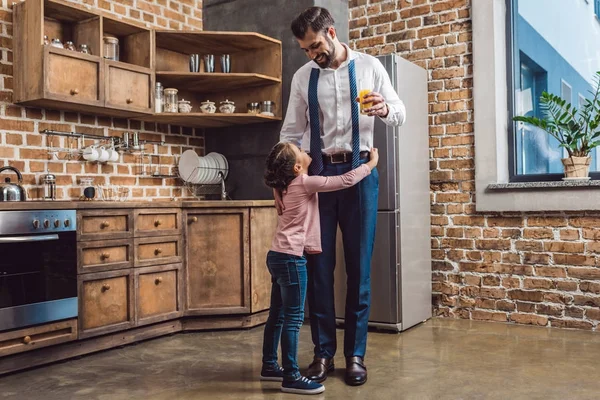 Padre e hija abrazando en la cocina — Foto de Stock