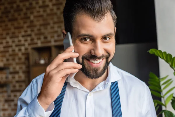 Homme d'affaires parlant par téléphone — Photo gratuite