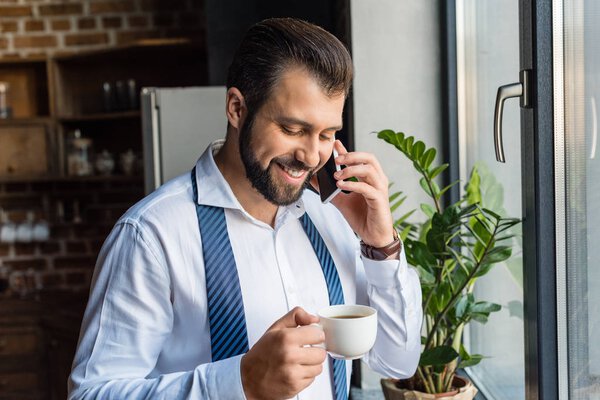 Бизнесмен разговаривает по телефону
