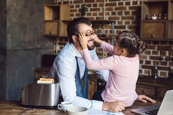 Daughter playing with father on kitchen — Stock Photo, Image