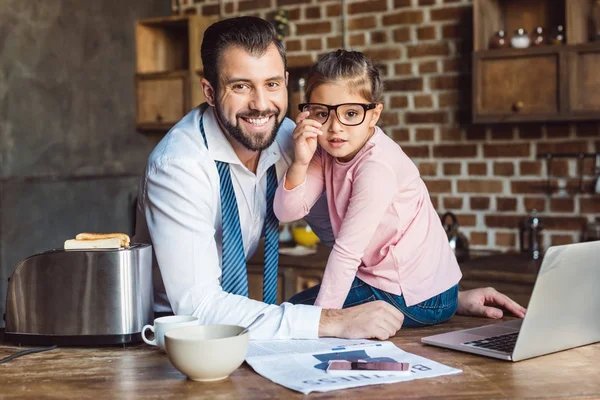 Far och dotter sitter på kök — Stockfoto
