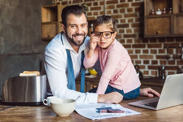 Pai e filha sentados na cozinha — Fotografia de Stock