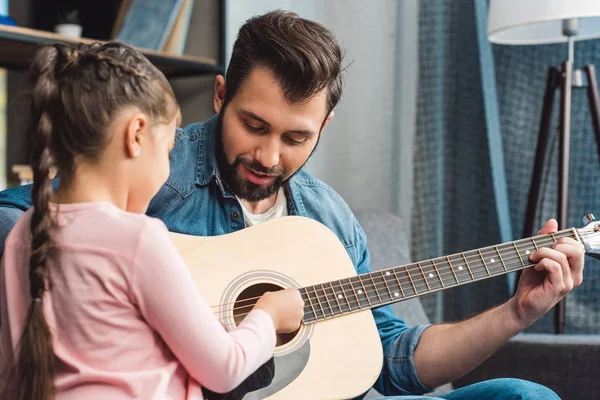 Father learning daughter to play guitar — Stock Photo, Image