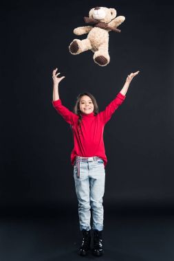çocuk oyuncak ayı atma