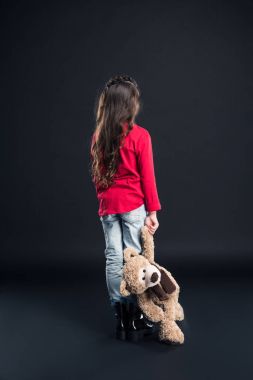 oyuncak ayı tutan çocuk  