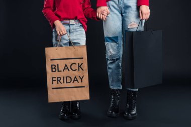 Anne ve kızı ile alışveriş torbaları