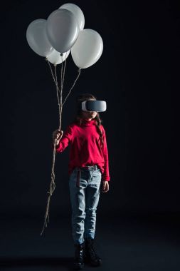Vr kulaklık balonlar tutan çocuk