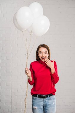 helyum balonları kadınla