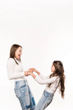 Anne ve kızı birlikte iplik