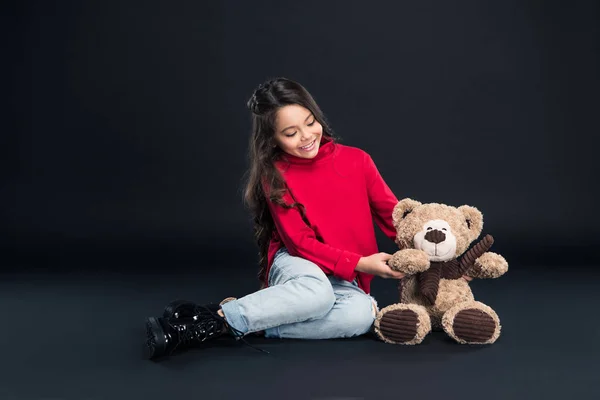 Enfant jouant avec un ours en peluche — Photo