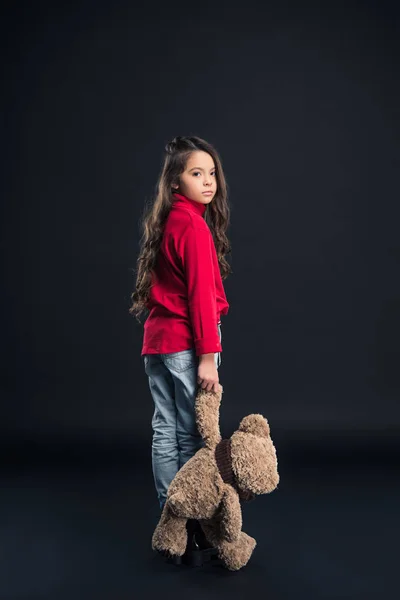 Sorgliga kid innehav nallebjörn — Stockfoto