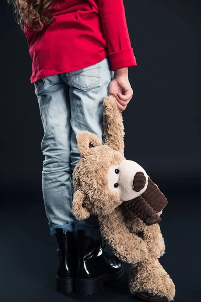Kid innehar nallebjörn — Gratis stockfoto