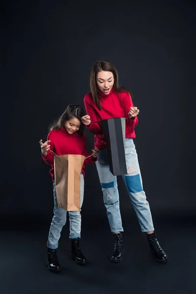 Lánya és anyja vizsgálja a bevásárló szatyrok — Stock Fotó