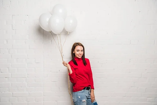 Vrouw met helium ballonnen — Stockfoto
