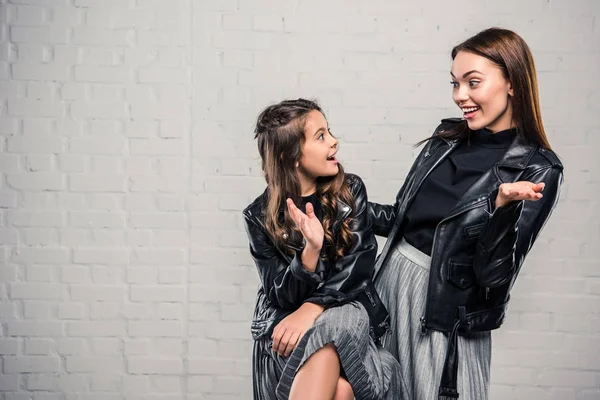 Surprised mother and daughter — Stock Photo, Image