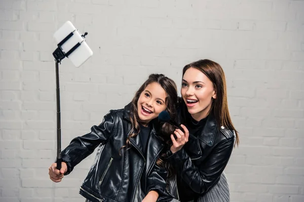 Filha e mãe tomando selfie — Fotografia de Stock