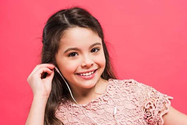 Kid putting earphones into ears — Stock Photo, Image