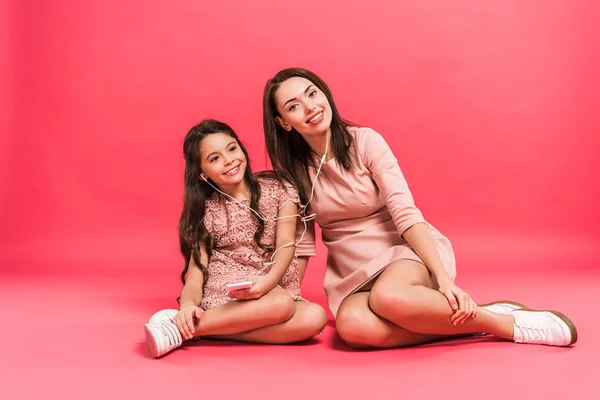 Mãe e filha ouvindo música — Fotografia de Stock