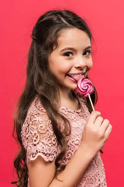 Kind likken gekleurde lolly — Stockfoto