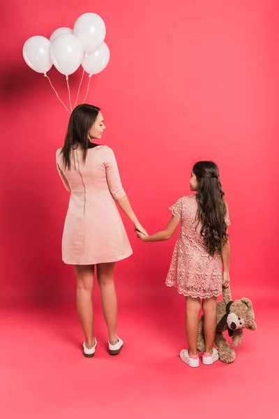 Mother and daughter holding hands — Stock Photo, Image