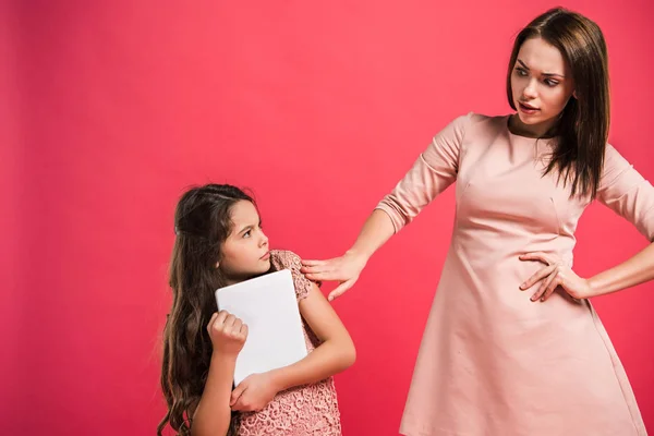 Mãe pedindo filha para mostrar tablet — Fotografia de Stock