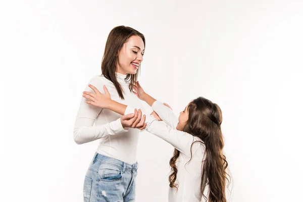 Tochter umarmt Mutter — Stockfoto