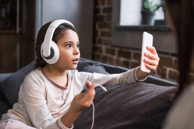 Çocuk kulaklık ile smartphone
