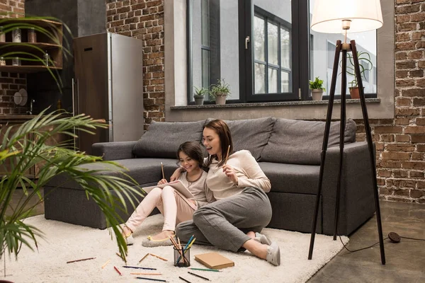 Family drawing picture together — Stock Photo, Image