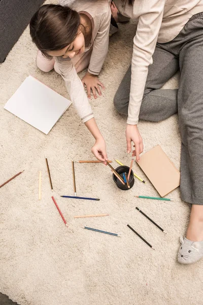 Family drawing together at home — Stock Photo, Image