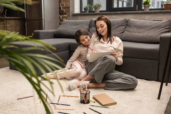 Mother and daughter drawing picture — Stock Photo, Image