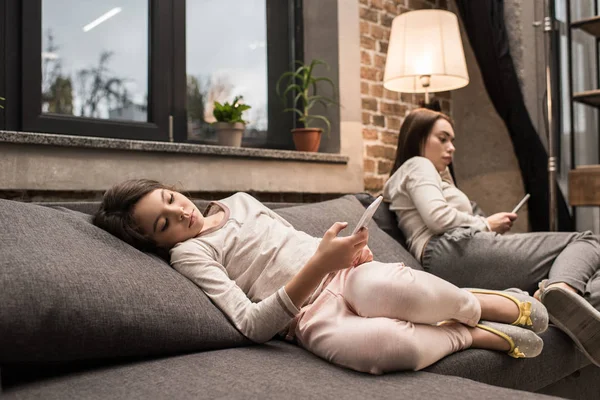 Família com smartphones em casa — Fotografia de Stock