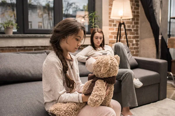 Tochter mit Teddybär zu Hause — Stockfoto