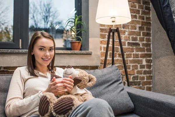 Žena s šálkem nápoje — Stock fotografie zdarma