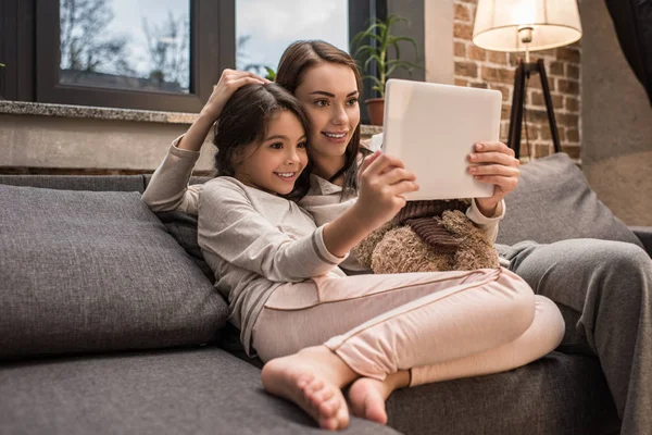 Familj med tablett hemma — Stockfoto