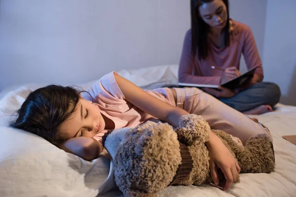 Kind schläft im Bett — Stockfoto