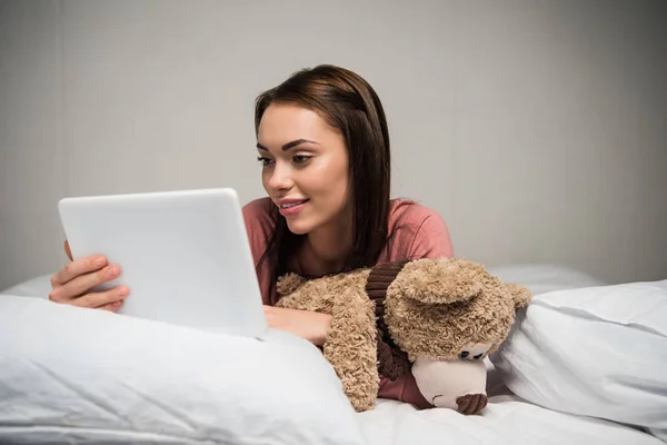 Woman with tablet in bed — Stock Photo, Image