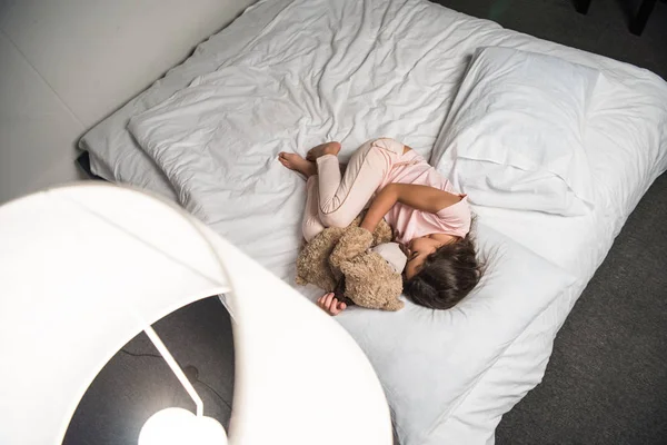 Kind slapen in bed — Stockfoto