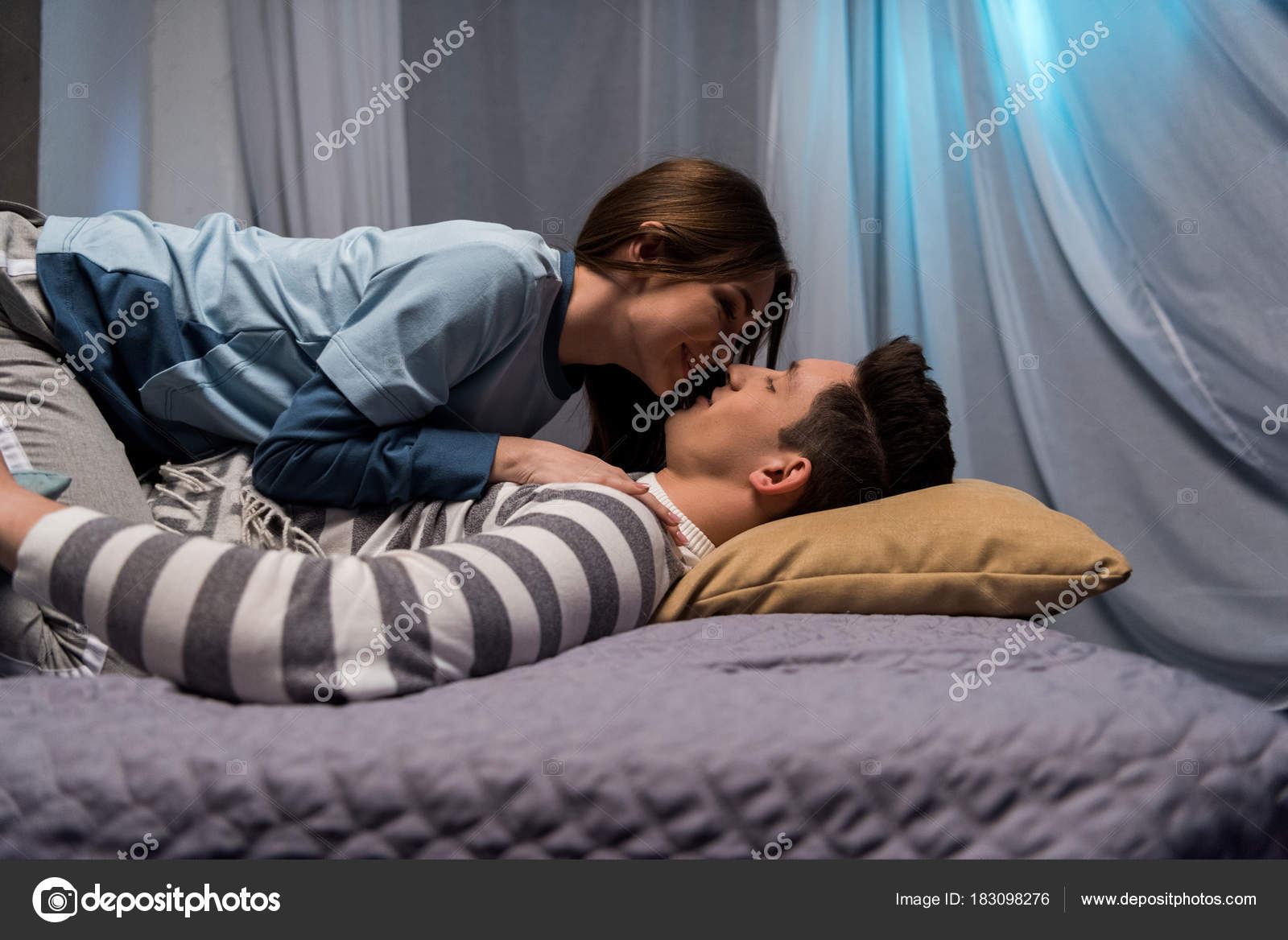 Petite Amie Souriante Couchée Sur Petit Ami Dans Chambre image libre de droit par AlexLipa