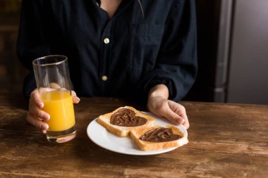 Çikolatalı hamur, Sevgililer günü kavramı üzerinden yürekleri tost ile plaka tutarak kızın kırpılmış görüntü