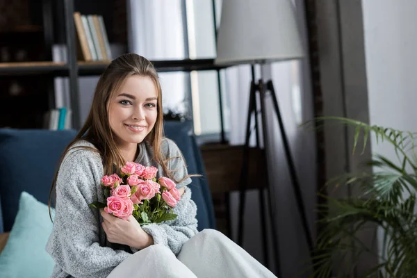 Lächelndes Mädchen Das Einen Strauß Rosa Rosen Umarmt Und Die — Stockfoto