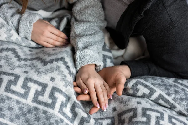 Bijgesneden Afbeelding Van Paar Hand Hand Bed — Stockfoto