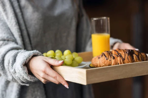 Beskuren Bild Flicka Håller Bricka Med Frukost — Stockfoto